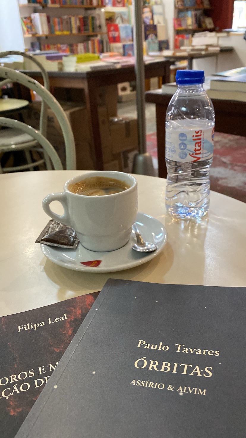 Um cafézinho espresso acompanhado de um bom livro 💛

Bateu saudades dessa viagem incrível a Portugal 🇵🇹🥰