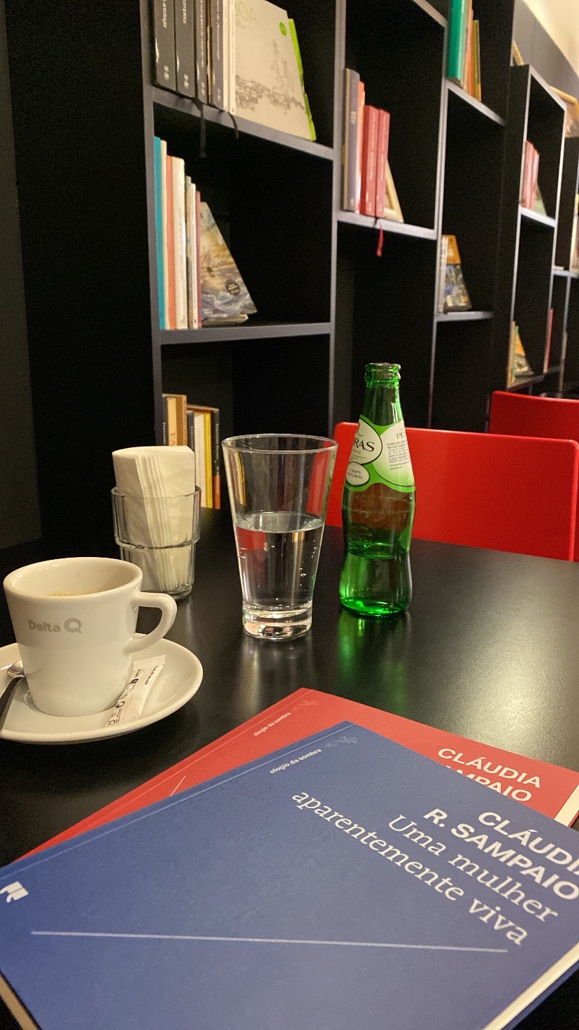 #tbt de um cafézinho espresso na aconchegante Livraria Bertrand Chiado, a mais antiga do mundo 😍 Um sonho que se tornou realidade! ✨💛