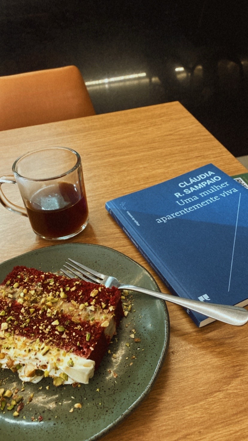 Nada como um café para acompanhar uma boa leitura 🩵