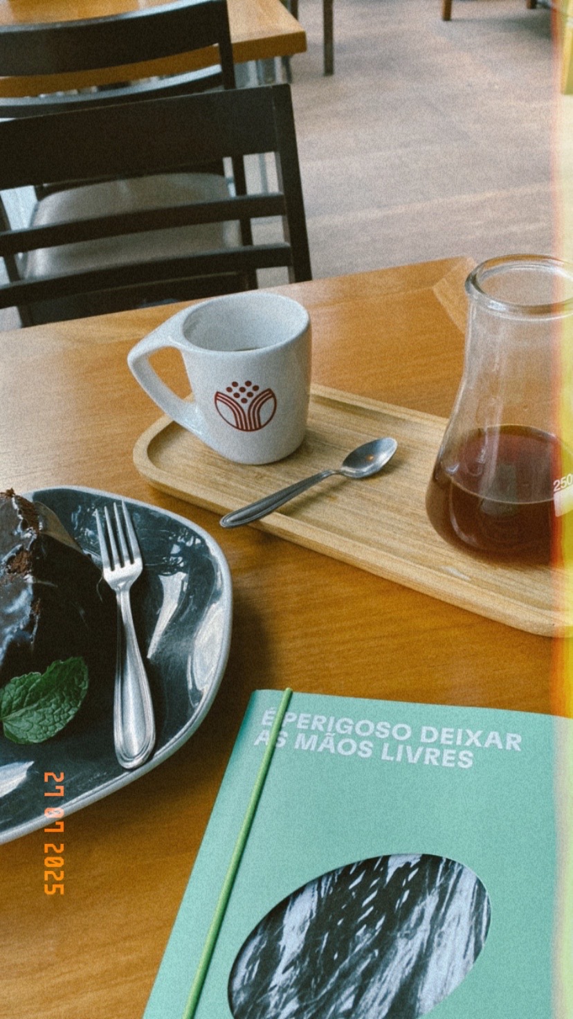 #tbt desse café maravilhoso preparado no Aeropress, que tem sido um dos meus métodos preferidos.

Café + bolo + livro = 💛