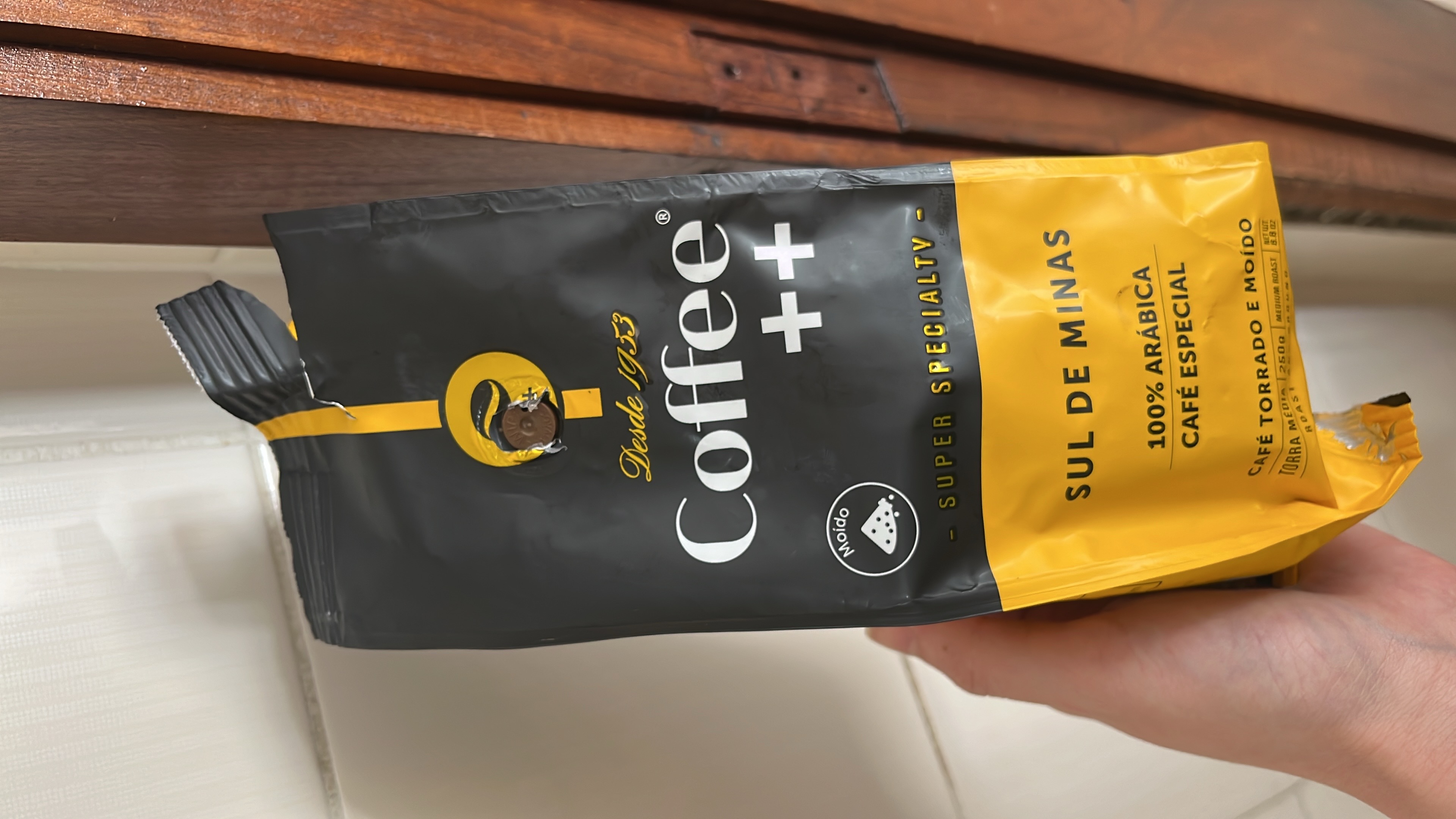 Torra além do ponto, sem data de torra no rótulo, muito pouco aromático. Equivale, em termos de gosto, a um café gourmet de qualidade mediana.