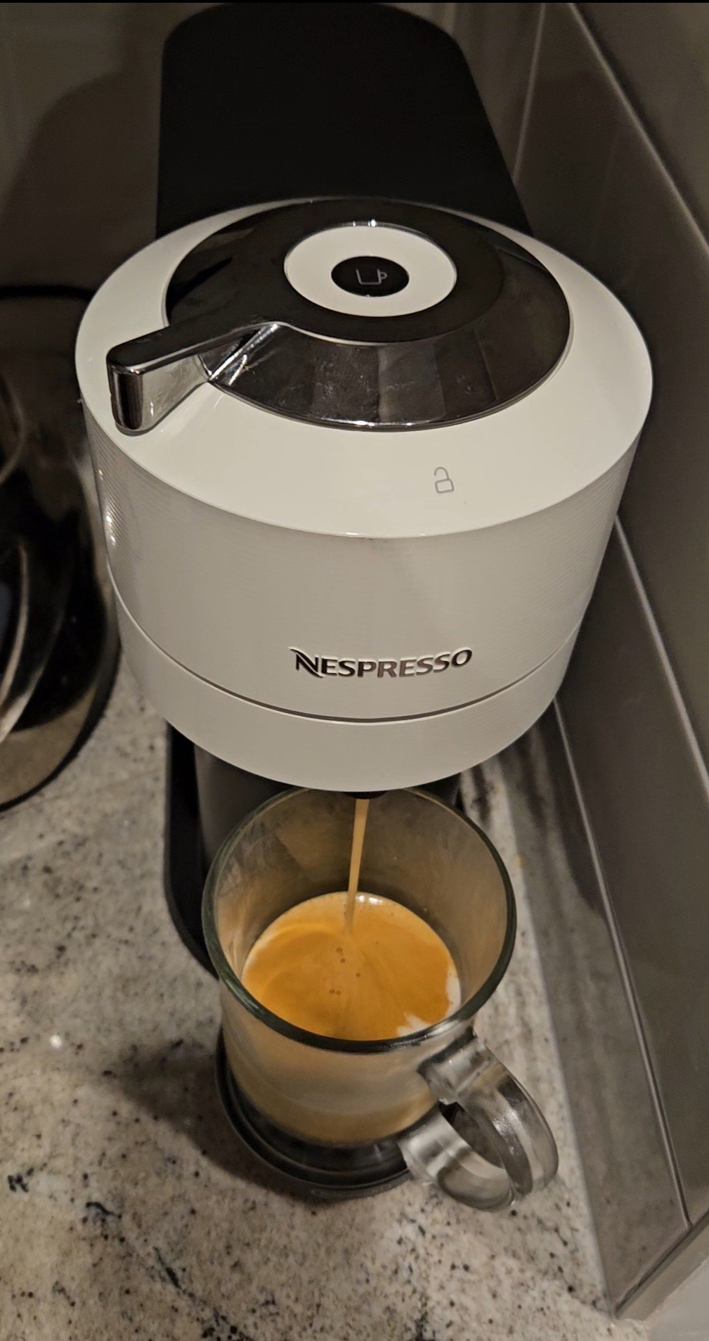 i just simply love my nespresso coffee....the bubbly top always mesmirize.me... 🥰🥰🥰