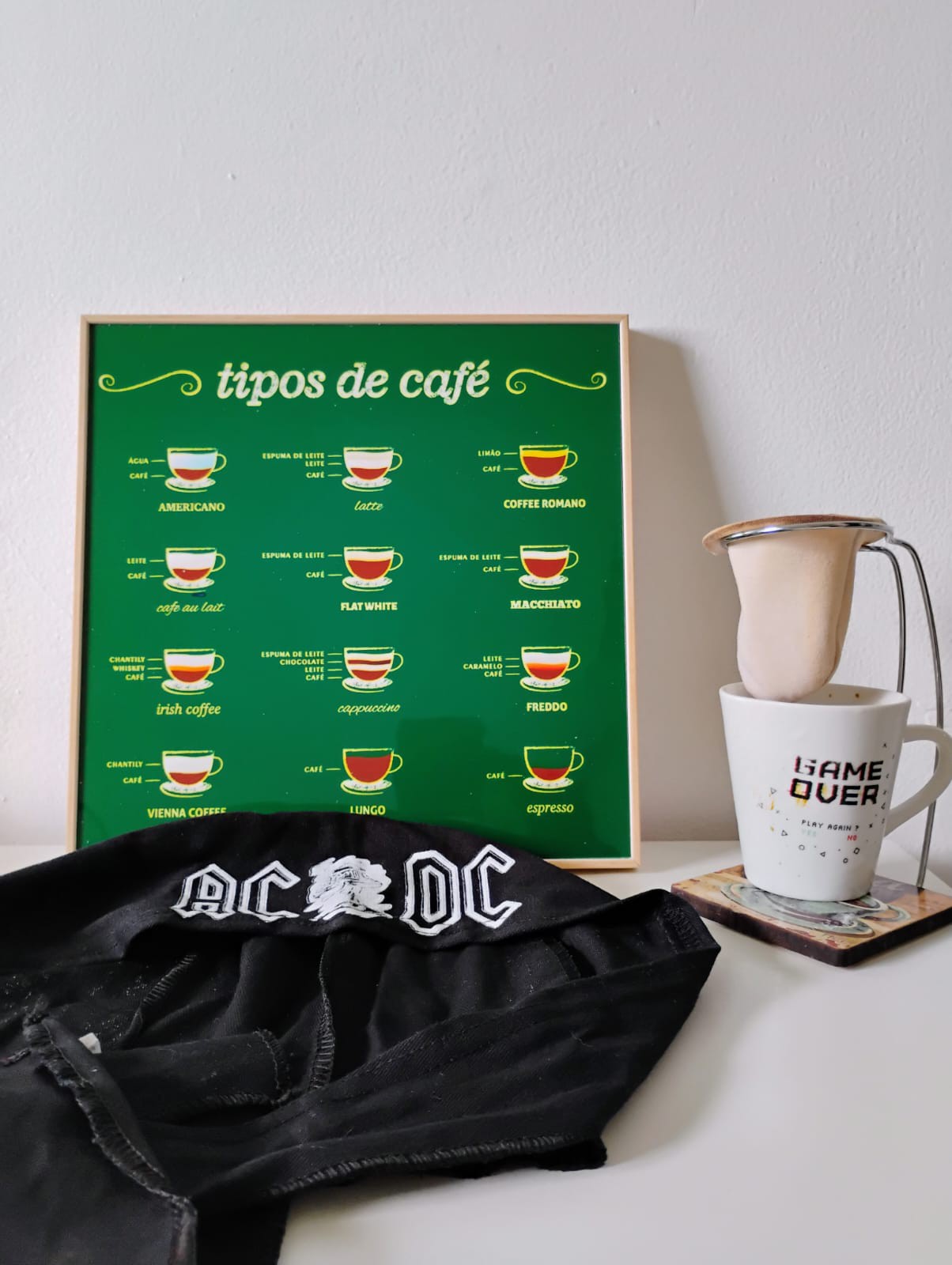 Um cafezinho e um bom rock combinam sempre 🤟☕