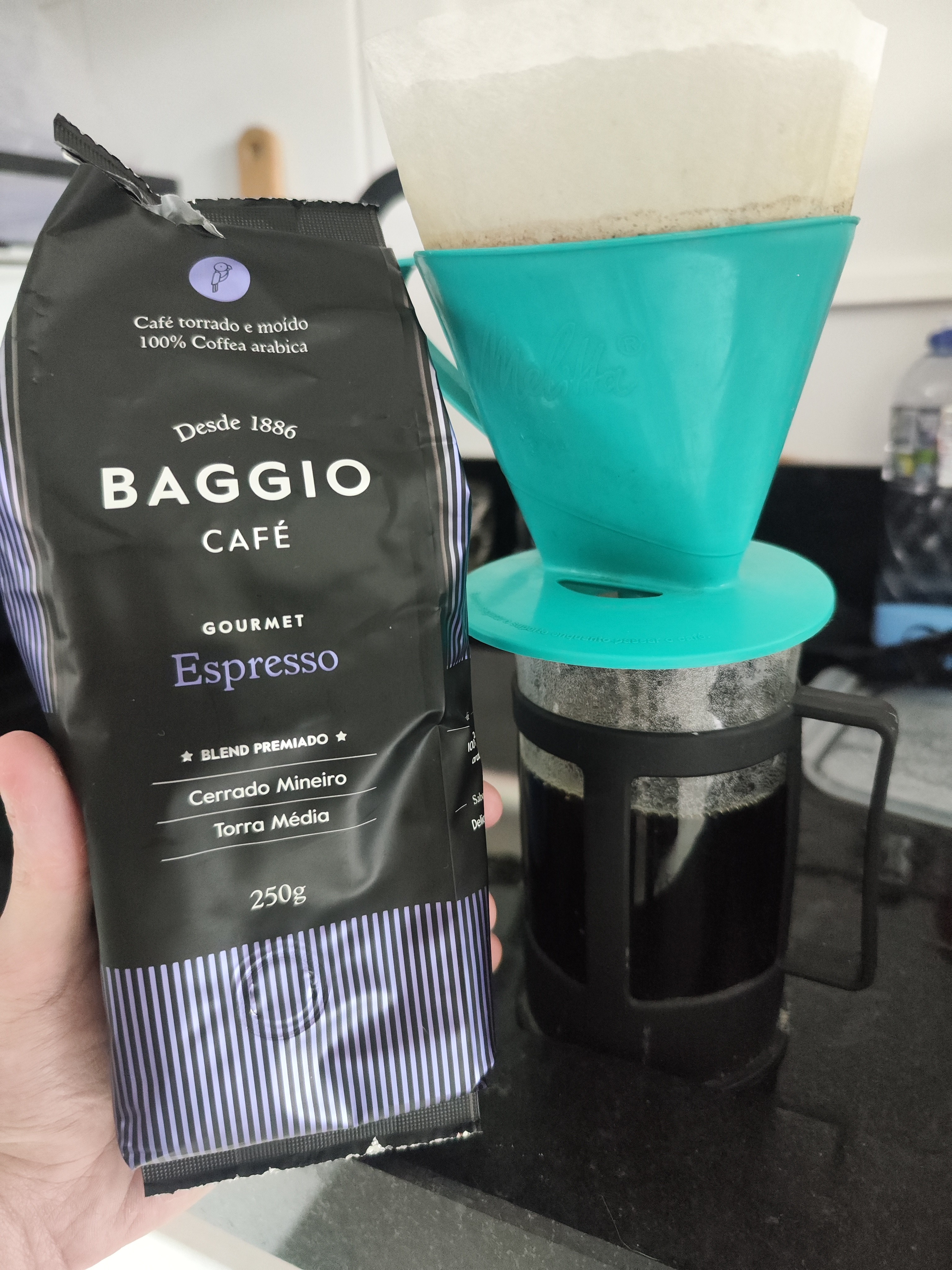 O Café Baggio Espresso oferece uma experiência equilibrada, ideal para quem aprecia sabores clássicos de café, mas sem complicações excessivas. Ao provar, você vai sentir uma doçura suave, nada exagerada, que se combina bem com a leve acidez, que traz um toque refrescante, mas não chega a ser agressiva no paladar.