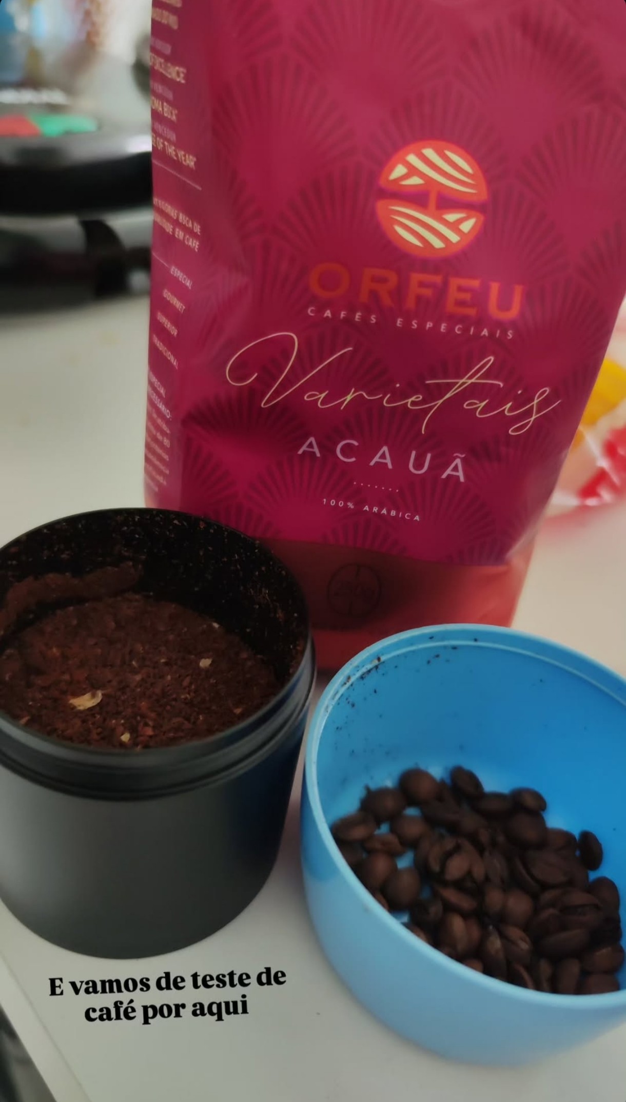 Utilizei o moedor M5 ajustado para moagem mais fina e extraí no método Melitta com filtro de papel padrão. Apesar de não ter percebido com intensidade as notas de cravo e canela mencionadas na embalagem, o café apresentou excelente equilíbrio e qualidade na xícara.

No paladar, destacou-se um corpo médio a encorpado, com boa doçura natural e uma acidez delicada, lembrando frutas amarelas maduras. Foi possível identificar nuances sutis de caramelo e chocolate meio amargo, que se intensificaram conforme a bebida esfriava. O final é limpo, com retrogosto persistente e agradável.

Acredito que, com ajustes no método (como um tempo de extração ligeiramente mais curto ou moagem um pouco mais grossa), as especiarias como cravo e canela possam se sobressair mais. Ainda assim, é um café muito bom, com complexidade aromática e versatilidade para diferentes métodos.

Resumo sensorial:

Aroma: Caramelo, chocolate, frutas amarelas, toque floral leve

Sabor predominante: Doce equilibrado, chocolate meio amargo, frutas maduras

Acidez: Suave e cítrica

Corpo: Médio a encorpado

Finalização: Limpa, persistente e agradável