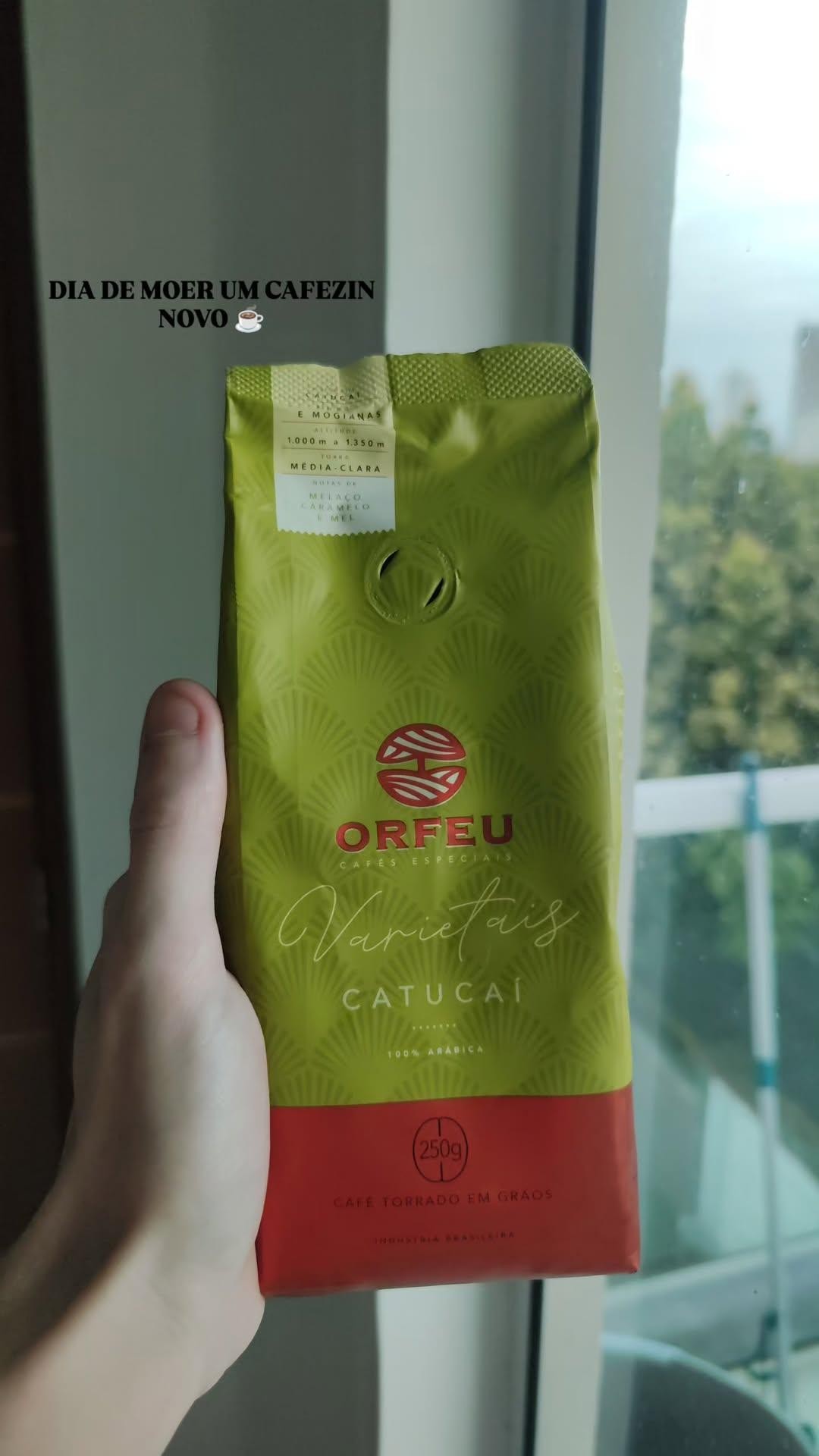 Moagem realizada no moedor M5, ajuste fino, e preparo no método Melitta com filtro de papel padrão. A bebida apresentou uma boa complexidade aromática logo na abertura, com notas adocicadas bem marcantes.

Na xícara, o Catucaí entregou um perfil mais adocicado. Destacam-se uma doçura lembrando mel e açúcar mascavo. O corpo é médio, e a acidez se mostra viva, porém equilibrada, trazendo frescor ao conjunto.

Resumo sensorial: ☕

Aroma: Mel e açúcar (talvez seja o mascavo)

Sabor predominante: Mel

Acidez: Equilibrada

Corpo: Médio