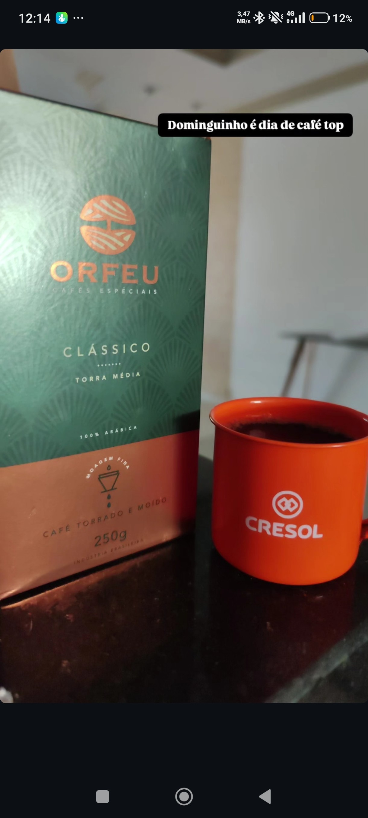 ☕ Orfeu Clássico | V60
⭐ 8,8/10
Preparado no V60 com receita clássica, entregou uma xícara limpa, equilibrada e muito agradável. Percebi notas adocicadas que remetem a caramelo e mel, acompanhadas por uma leve acidez cítrica que traz vivacidade sem comprometer o equilíbrio.
O corpo é médio e a finalização suave, sem amargor excessivo. Não é um café que busca surpreender pela complexidade, mas pela consistência e facilidade de agradar.
Por ser um café especial, costumo reservá-lo para momentos mais tranquilos, geralmente aos domingos. É aquele tipo de café que transforma a preparação em um ritual e torna a experiência mais especial.
Notas percebidas: Leve Critico.