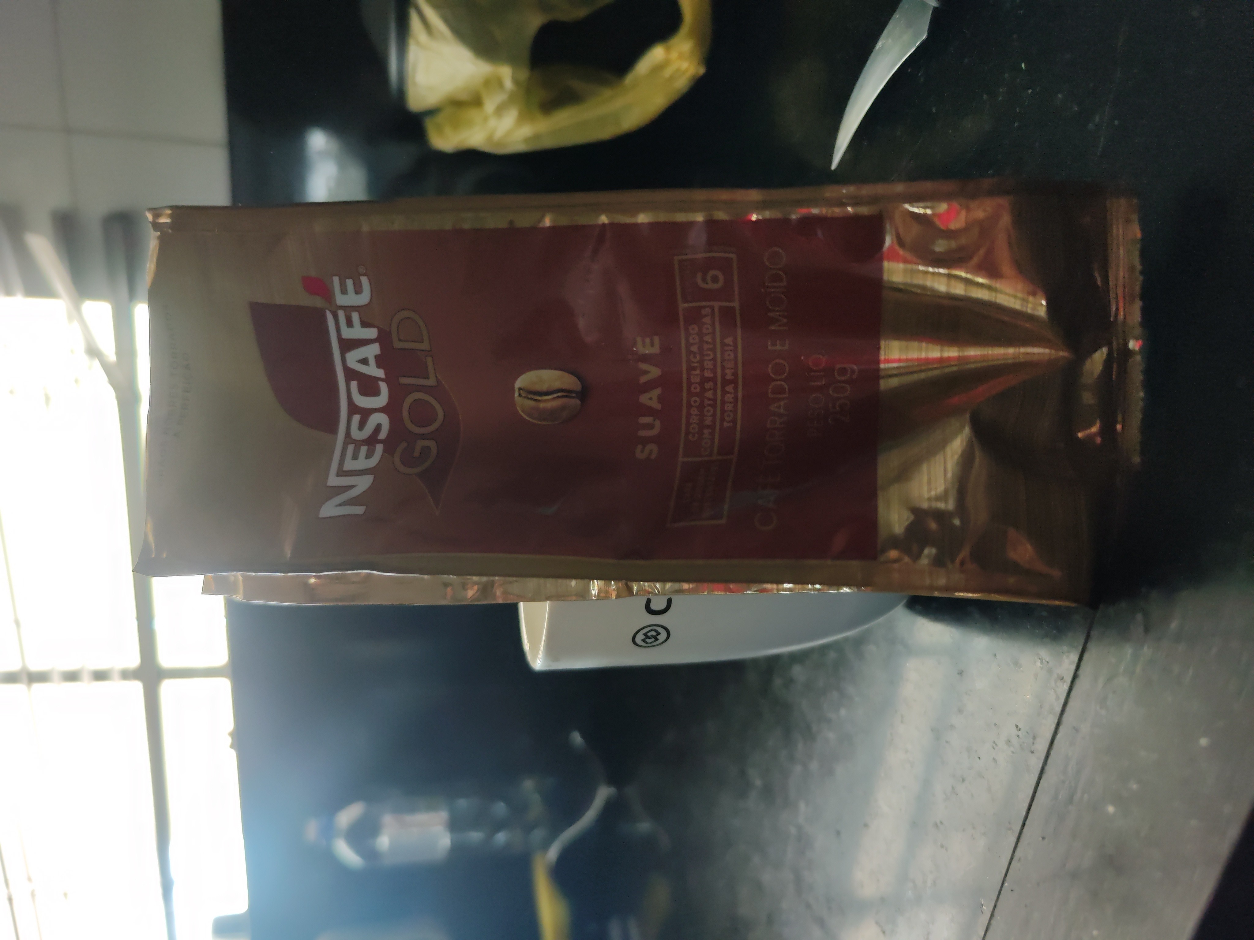 ☕ Nescafé Gold Suave | Prensa Francesa
⭐ 8,2/10
Preparado na prensa francesa, o Nescafé Gold Suave entregou uma xícara leve, equilibrada e muito fácil de beber. Percebi uma doçura sutil, acompanhada por leves notas frutadas que aparecem mais no aroma do que no paladar. A torra média deixa o café agradável, sem excesso de amargor.
O corpo é leve para médio e a finalização é limpa, com uma acidez discreta que traz um pouco de vivacidade à bebida. Não possui a complexidade de um café especial fresco, mas oferece uma experiência acima da média para um café encontrado facilmente no supermercado.
É um café ideal para o dia a dia, principalmente para quem está começando a explorar cafés além dos tradicionais. Entrega consistência, praticidade e um perfil suave que agrada sem esforço.
Notas percebidas: Frutas amarelas, leve doçura caramelizada e final suave.