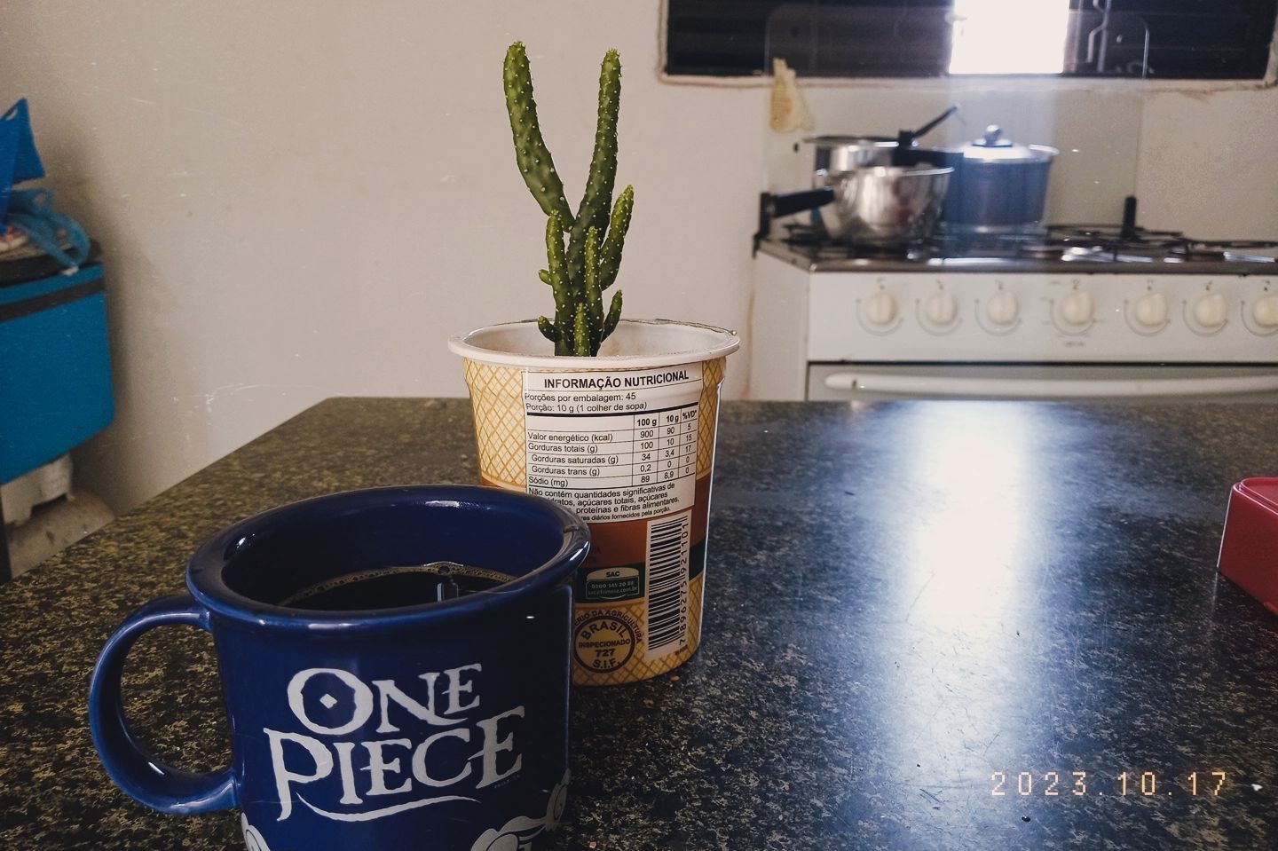 Café- Jorge Ben Jor

Meu amor meu amor
Me faz um cafezinho
Com aroma e com carinho
Meu amor meu amor
Me dá um cafezinho
Com açúcar e com beijinhos
Café!
O preto que virou ouro
Nas terras do Salgueiro
Em 1727 um nobre
Chamado Palheta
Trouxe a cultura do café
Para o Brasil
Depois vieram os barões
do café
Um cartel que mandava
Queimava, jogava fora
Mas não dava


Remover anúncios
Meu amor meu amor
Me faz um cafezinho
Com aroma e com carinho
Meu amor meu amor
Me dá um cafezinho
Com açúcar e com beijinhos
Café!
O preto que virou ouro
Nas terras do Salgueiro
Uma infusão feita com a semente
Torrada e moída
Contém cafeína e proteína
Planta maravilhosa e
Originária da Etiópia
E abissínia Abissínia
Etiópia Etiópia
Quem vai querer
Quem vai querer
Quem vai querer
