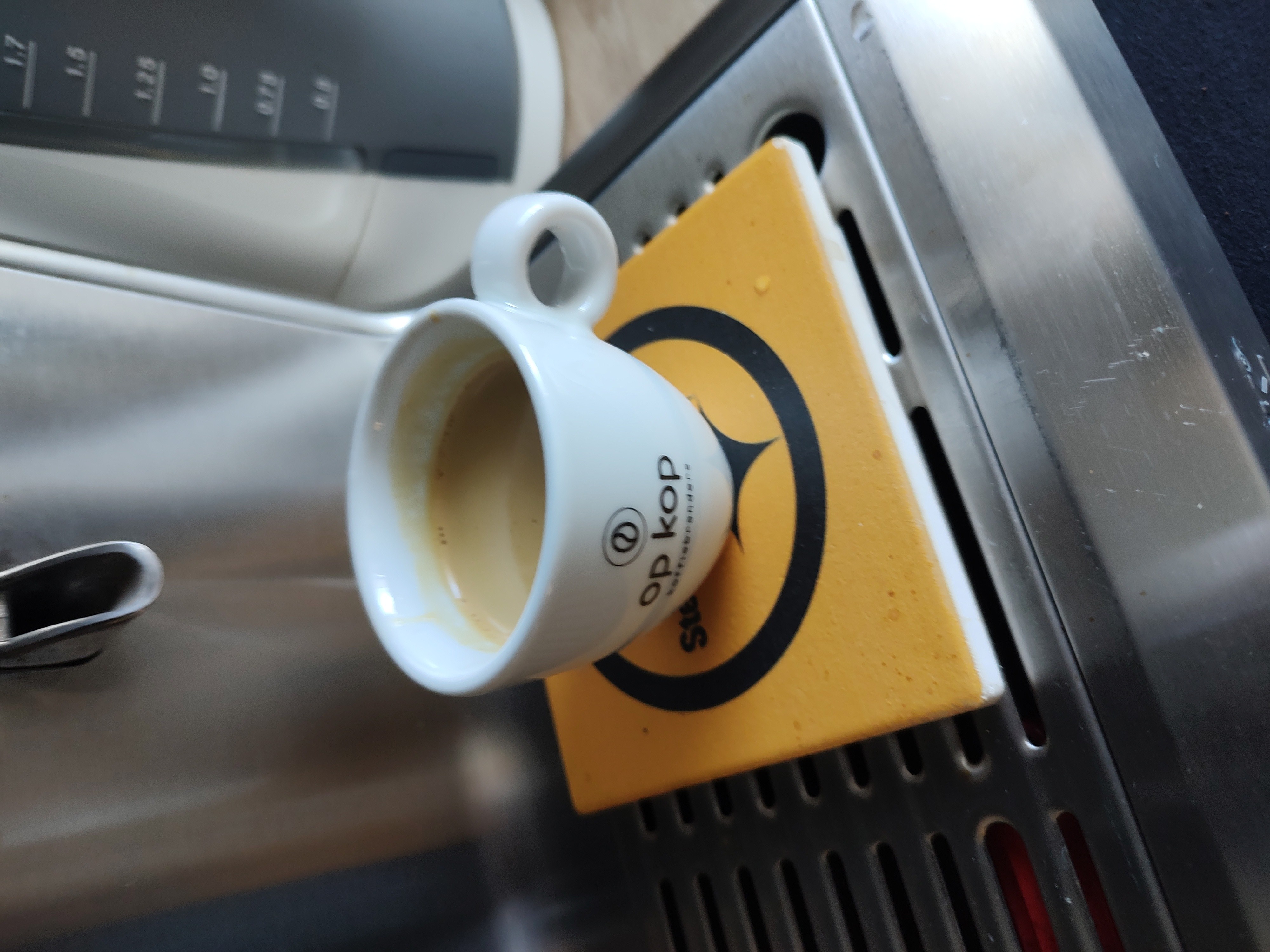 I got a lot of different mugs. Small ones, large ones, plain, with logo, some with memories. For daily use I prefer the ones I got from my favourite roaster.