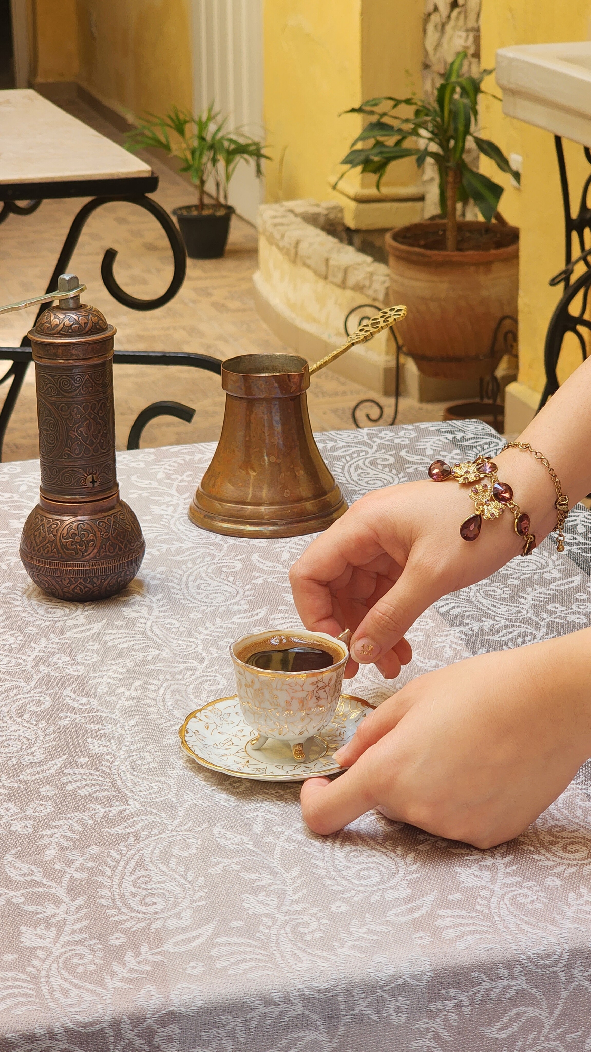 Learning to make coffee in the Turkish style, a method with 500 years of history. From Havana, 🇨🇺
(and of course, it’s time to bring out these gifts ☕️)