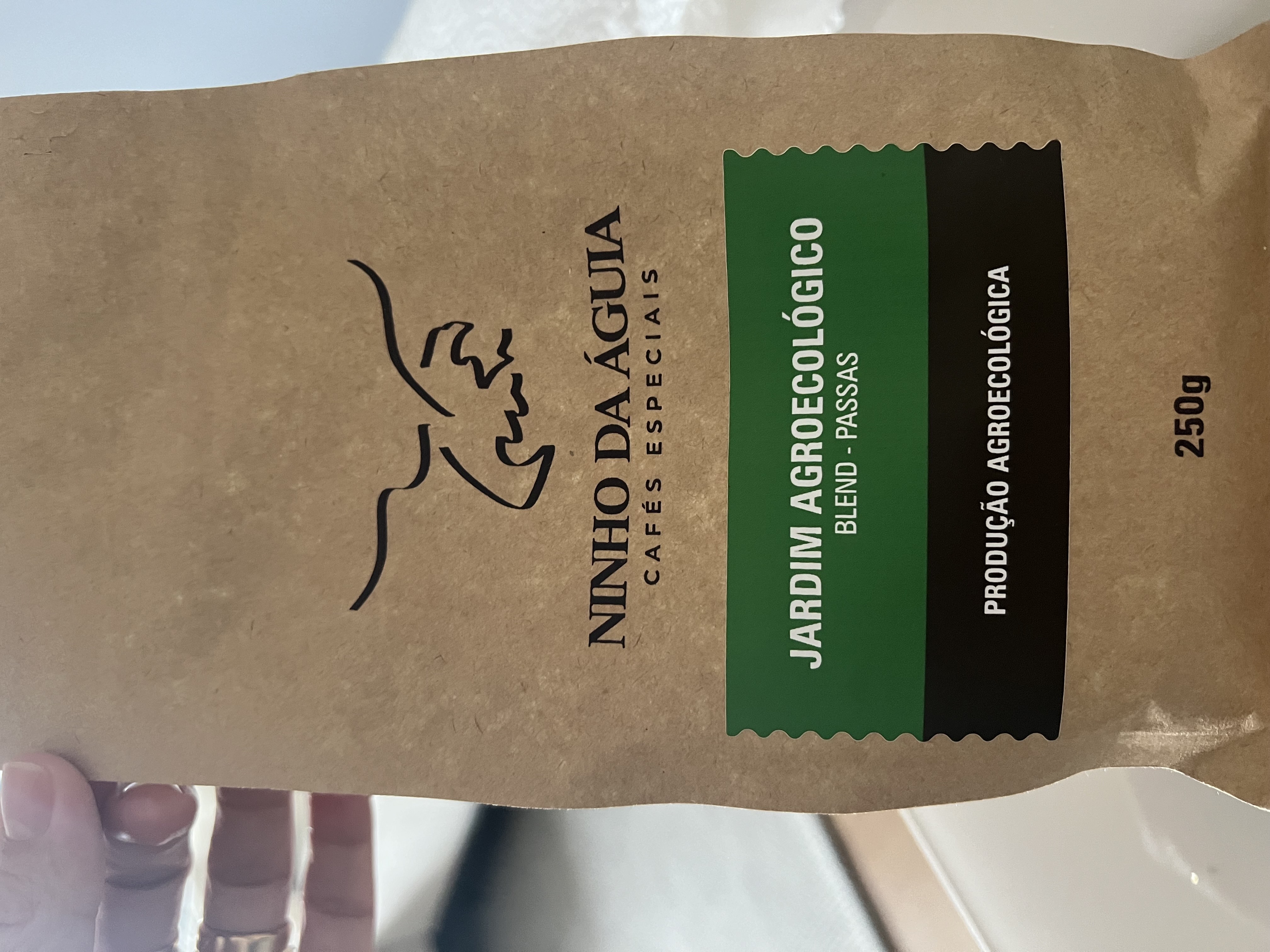 Uma delícia ! Quebrei  o paradigma de um café Blend ser ruim! Achei encorpado, uma leve doçura de melaço de cana, baixo amargor e baixa acidez.
Super recomendo!