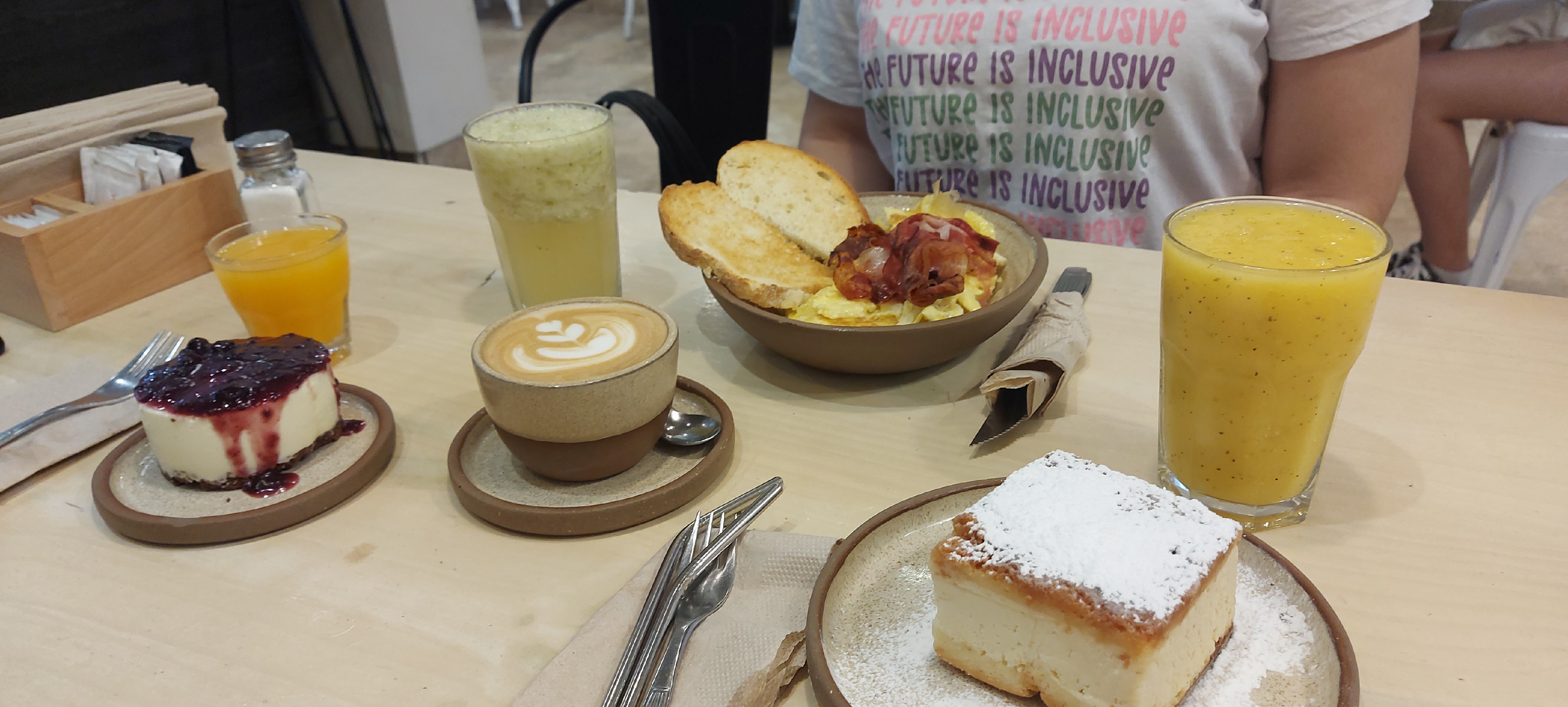 Merienda con un rico café y amigas 