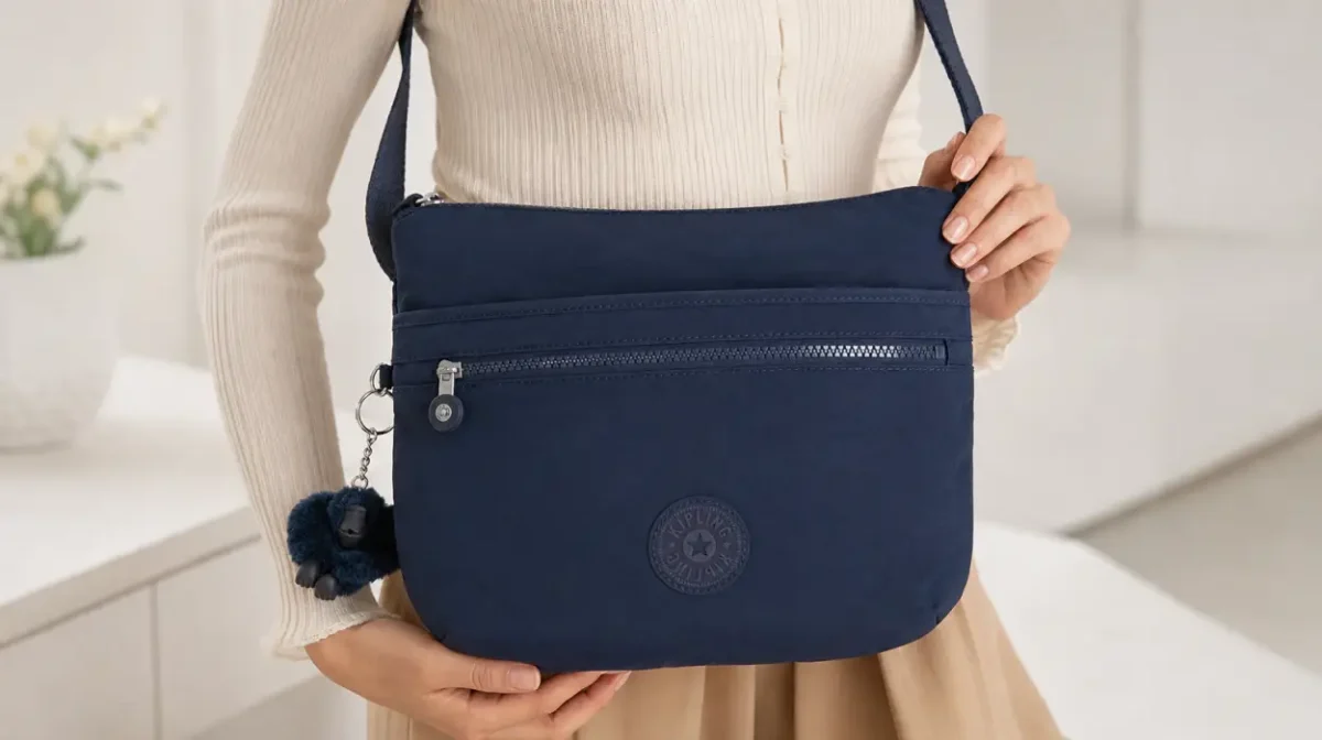 Bolso bandolera Kipling Arto mediano para mujer con múltiples bolsillos y correa ajustable por sólo 29,89€ con envío gratis (-63%)