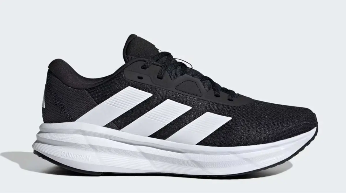 Zapatillas de running Adidas Galaxy 7 negras y blancas para hombre por sólo 31,99€ con envío gratis (-42%)