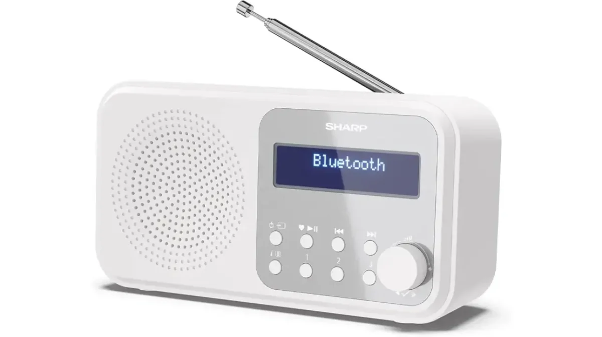 La radio clásica se reinventa: este modelo de Sharp con Bluetooth y pantalla cae a precio mínimo