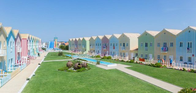 Hotel con casitas de colores con spa y parque acuático 🪁