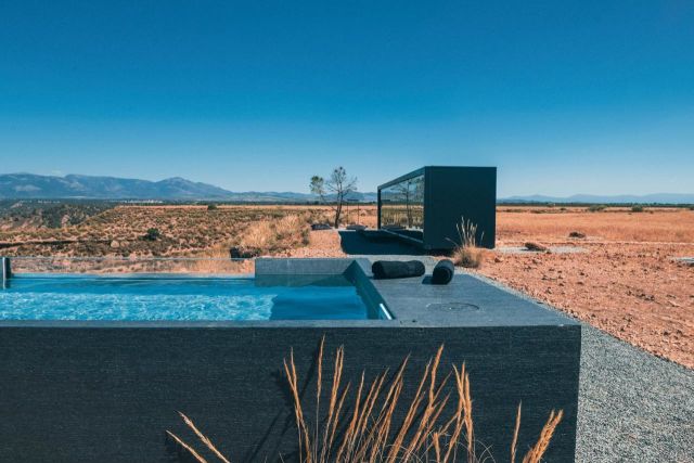 Hotel futurista en el desierto de Granada con piscina privada 🏜️
