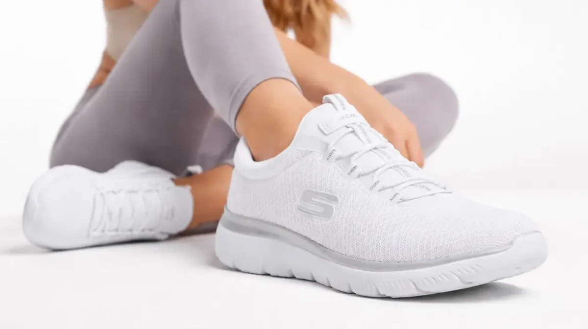 Zapatillas Skechers Summits blancas para mujer por sólo 37,95€ con envío gratis (46% de descuento)