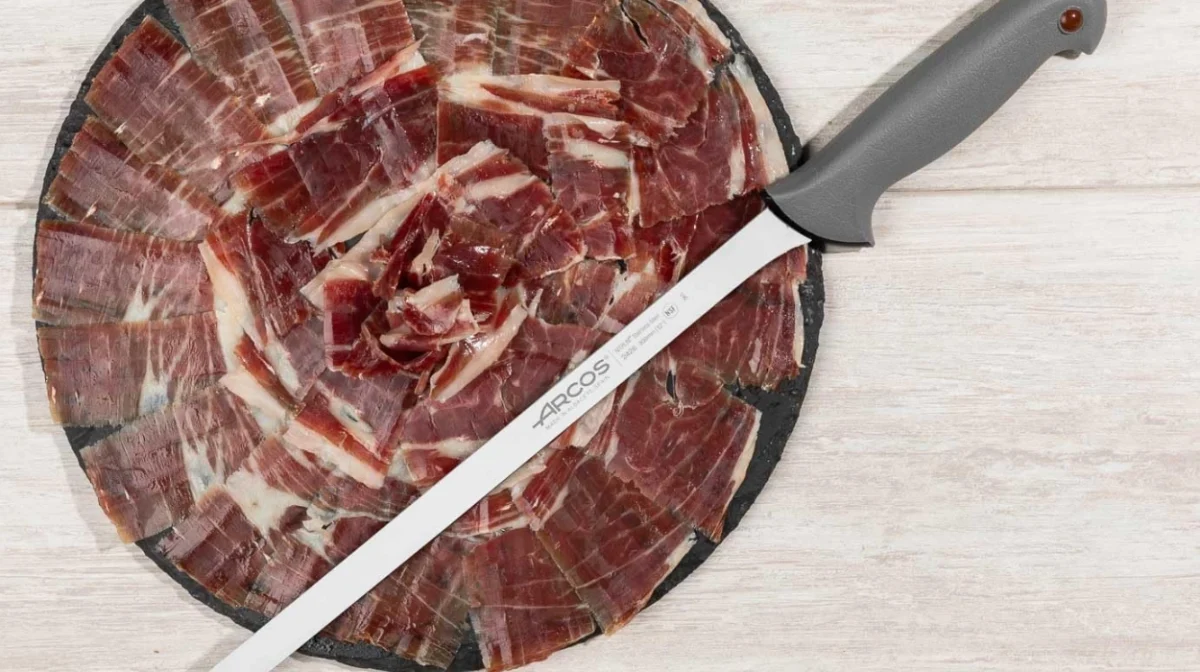 Cuchillo jamonero Arcos de 300 mm con hoja de acero inoxidable y mango ergonómico por sólo 11,66€ (43% de descuento)