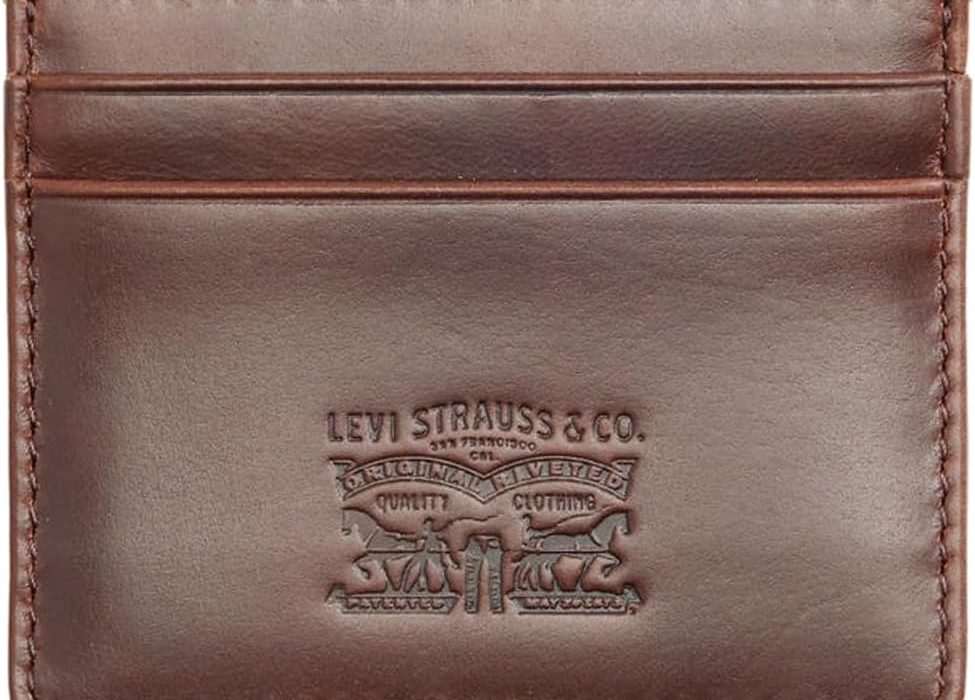Elegancia y practicidad en este tarjetero Levi's de piel extra delgado por sólo 16,32€ (-53%)