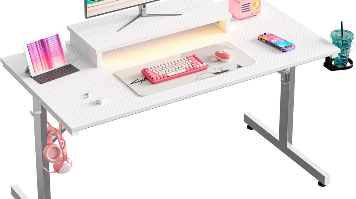 Escritorio compacto y regulable Bestier con LEDs ideal para gaming, estudiar o trabajar por sólo 51,43€ con envío gratis (-21%)