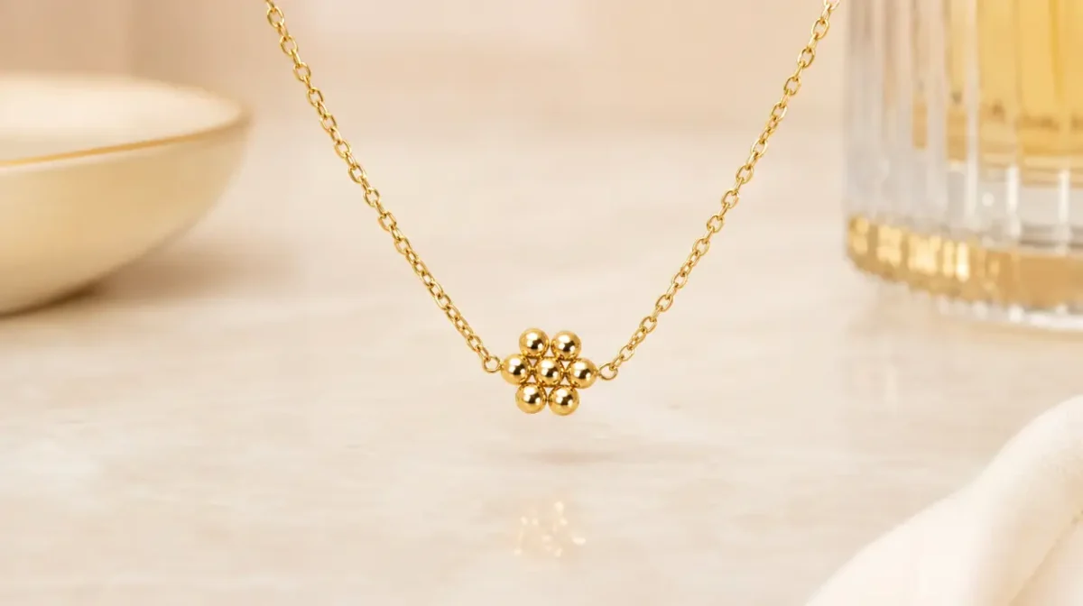 Collar Singularu Tiny Daisy bañado en oro para mujer por sólo 8,06€ (-25%)