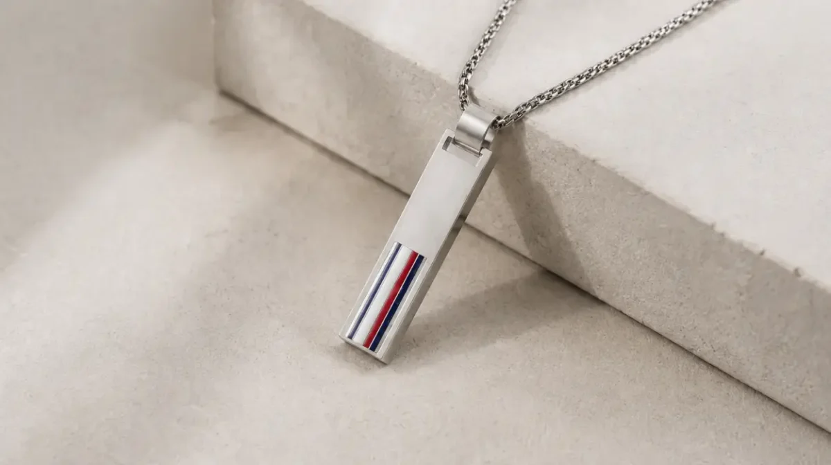Collar Tommy Hilfiger 2790314 con placa grabada de acero inoxidable para hombre por sólo 31,99€ con envío gratis (-46%)