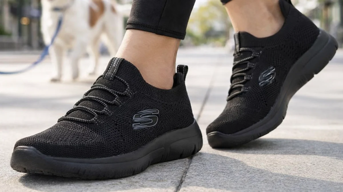 Disfruta más de tus paseos con estas Skechers Summits TOP Player para mujer que bajan a precio de risa en color negro