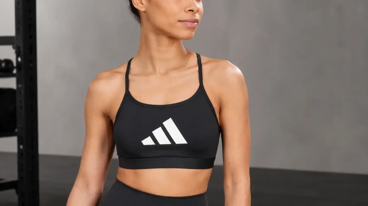 El sujetador perfecto para entrenar: adidas Aeroreact Graphic negro por sólo 14€ (-50%)