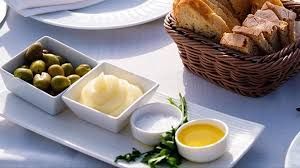 Pan alioli y aceitunas