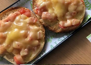 Toast mit Tomaten und geschmolzenem Käse