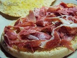 Toast mit Tomaten und Serrano-Schinken