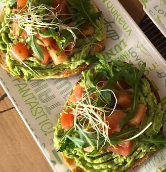 Toast mit Tomate und Avocado