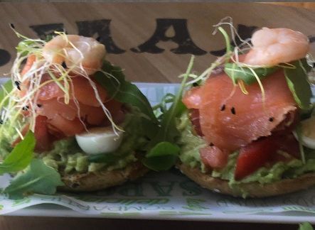 Toast mit Tomaten, Lachs und Avocado