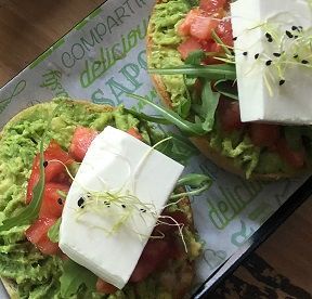 Toast mit Tomaten, Avocado und Frischkäse