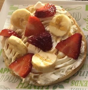 Toast mit Frischkäse, Erdbeeren und Banane mit Honig