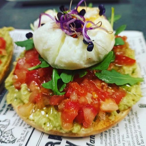 Toast mit Tomaten, Avocado und pochierten Eiern