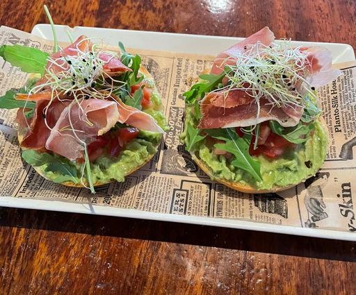 Toast mit Avocado tomate und Serrano-Schinken