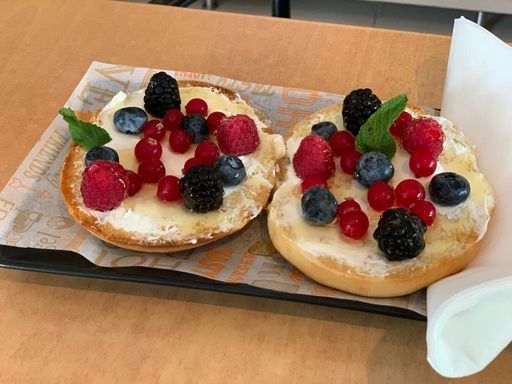 Toast mit Frischkäse und roten Beeren