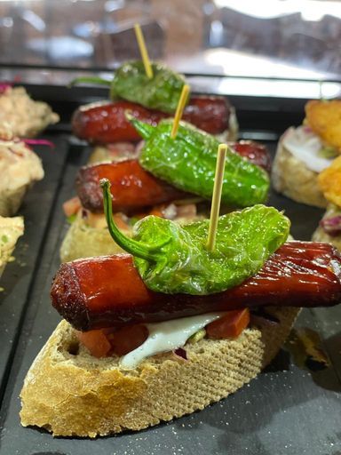 Entre a elegir pintxos y tapitas del expositor