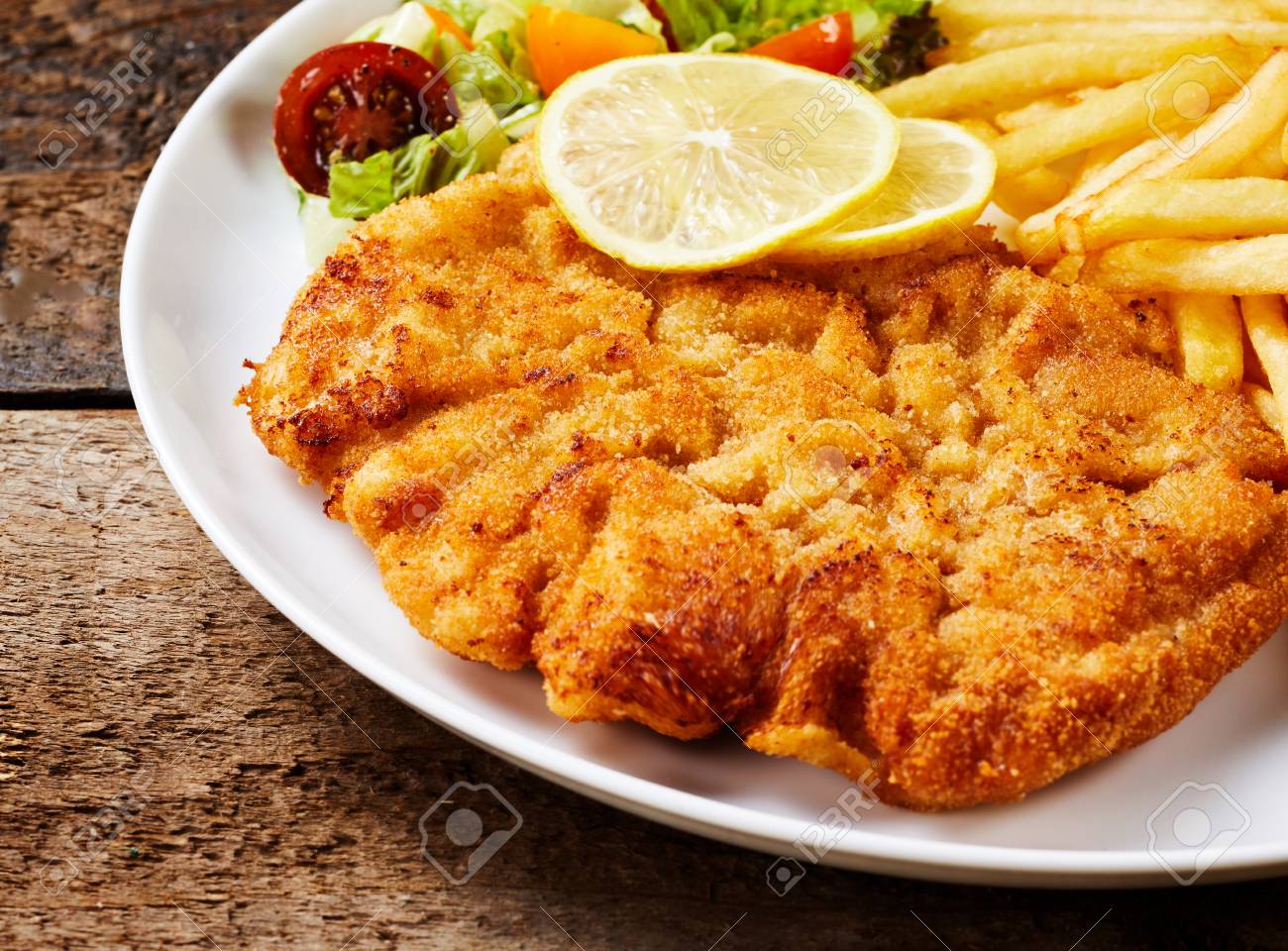Escalope de pollo con patatas y ensalada