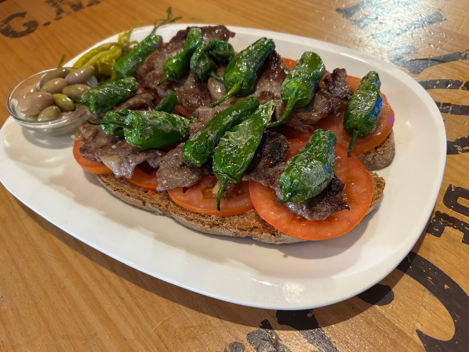  Pa amb oli de Tiras de entrecot con padrones