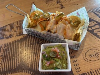 Nachos con queso , trempó y guacamole