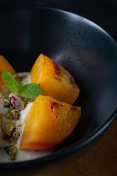 Ensalada de burrata y melocotón asado