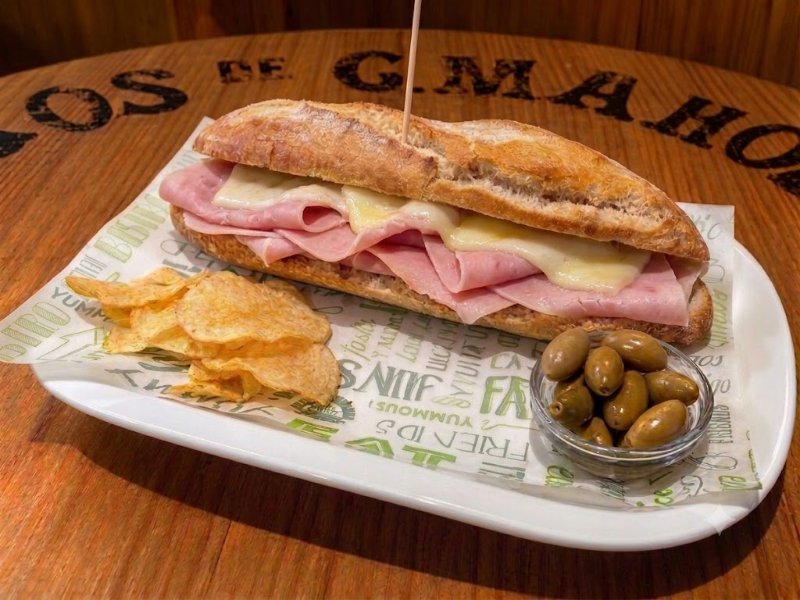 Bocadillo de jamón y queso