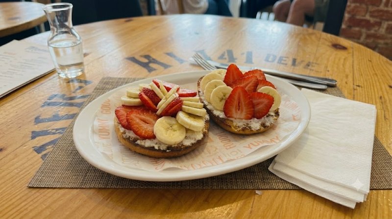 Tostadas con queso crema , fresas y platano con miel