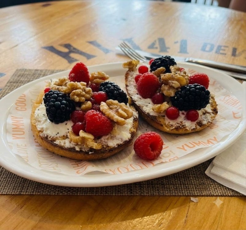 Tostadas con queso crema y frutos rojos