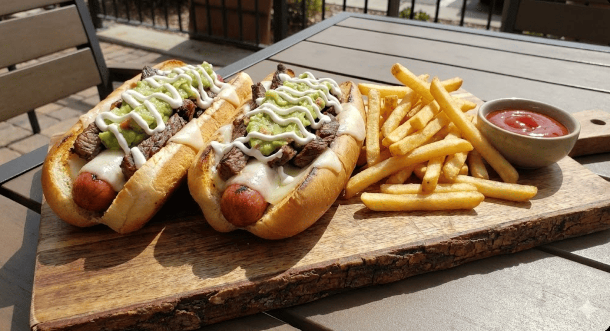 2 Hot dog (Arrachera y quesito) + papas francesas