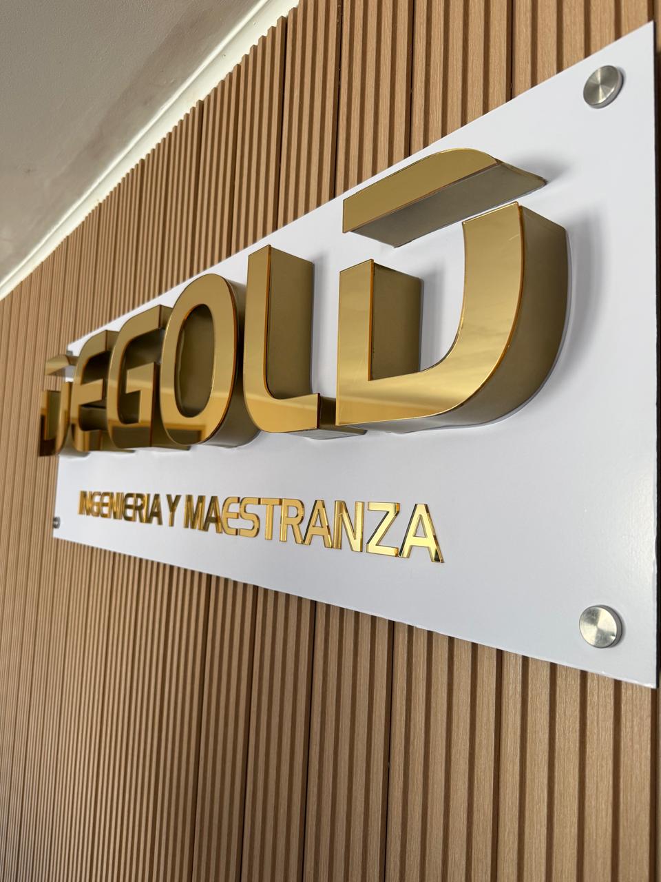 Letrero volumetrico con acrilico dorado corte laser